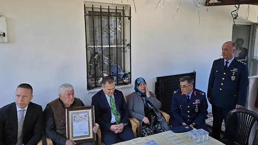 Şehit Emrah Kuran'ın Şehitlik Beratı Baba Ocağında Gözyaşlarıyla Takdim Edildi