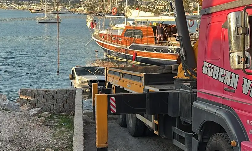 Bodrum'da Tekne İndirirken Kamyonet Denize Düştü