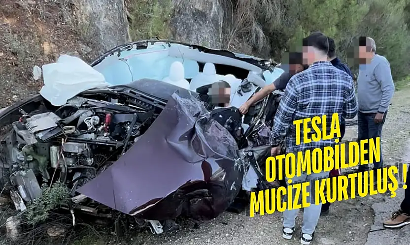 Bodrum Torba Yolunda Korkunç Kaza: Tesla ile Tır Kafa Kafaya Çarpıştı