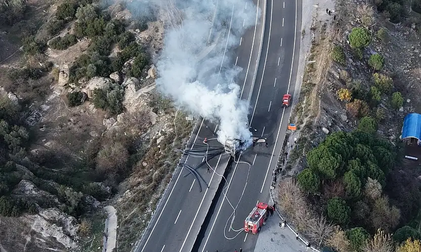 Demir Yüklü Tır Bariyerlere Çarpıp Alev Aldı