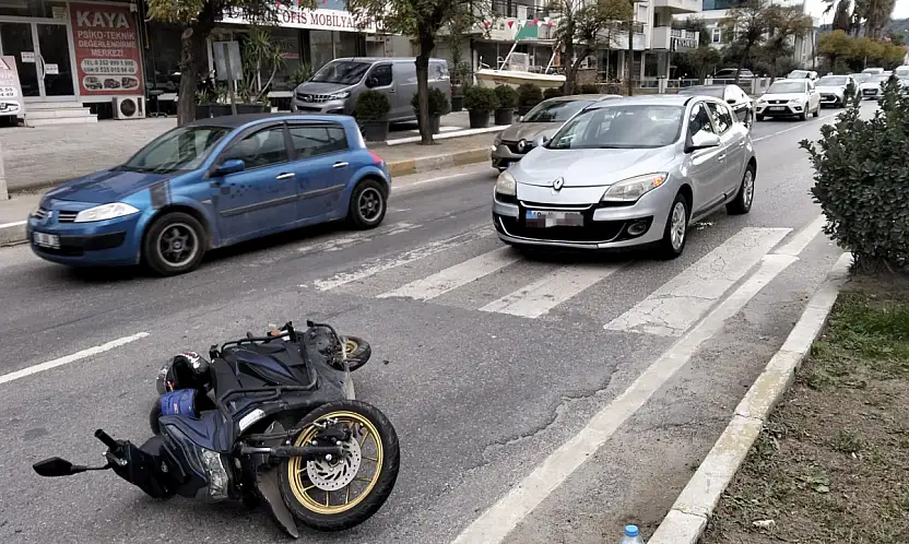 Halil Bey Bulvarı'nda Kaza: Yayaya Yol Vermek İsteyen Motosikletliye Otomobil Çarptı