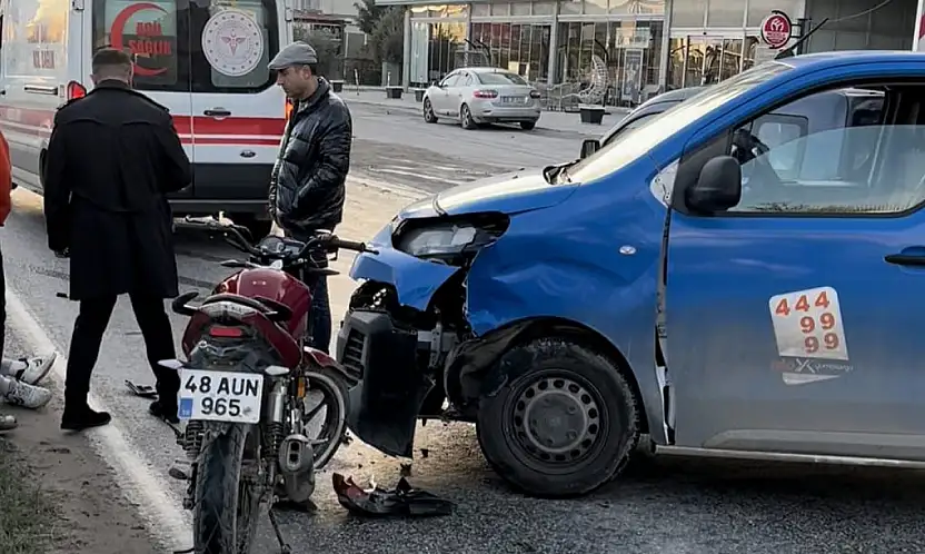 Milas 23 Nisan Bulvarı'nda Kaza: Geri Manevra Yapan Araca Motosiklet Çarptı