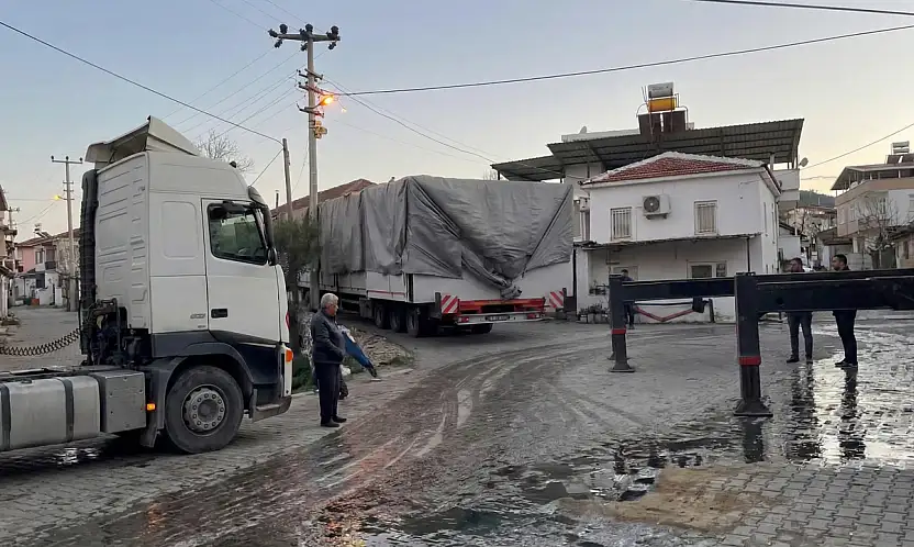 Milas Ağaçlıhöyük'te Nakliye Kaosu: Seyyar Ev Taşıyan Tırlar Yolu Kilitledi