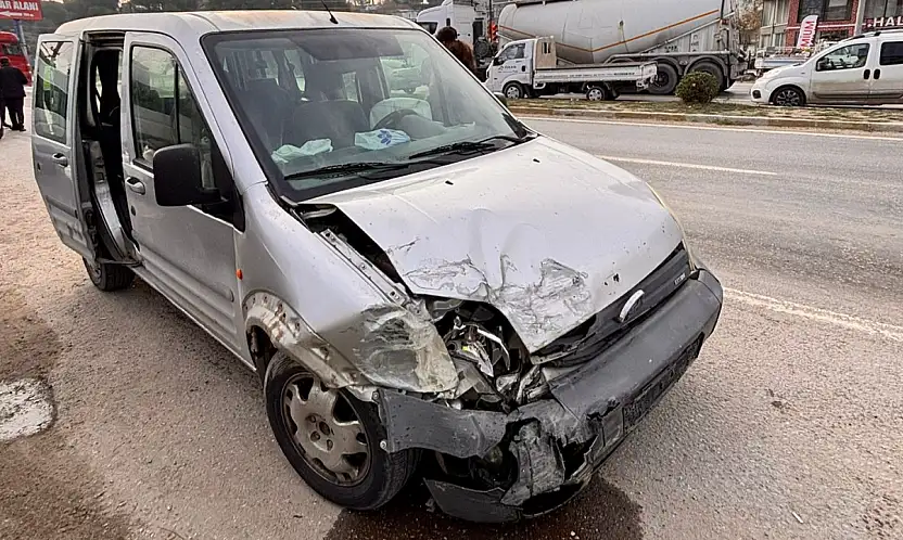 Milas Balçık Kavşağı'nda İki Kamyonet Çarpıştı: 1 Kişi Yaralandı