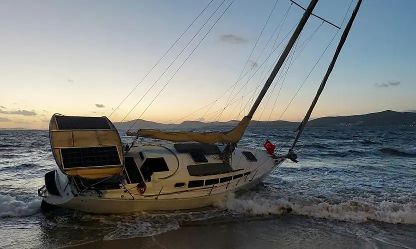 Milas Güllük Sahilinde Korku Dolu Anlar: Fırtına Yelkenliyi Karaya Sürükledi