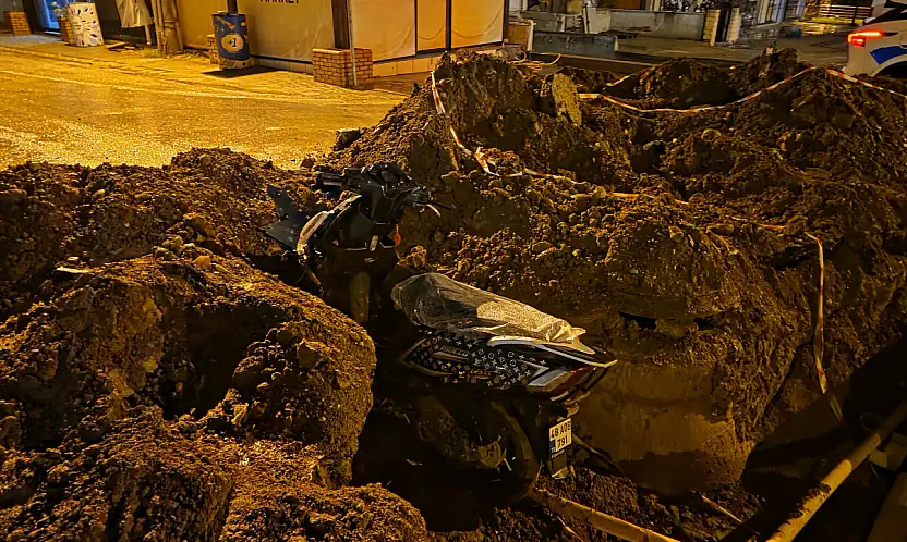 Milas'ın Orta Yerinde Köstebek Yuvası Gibi Bırakılan Yolda Feci Kaza