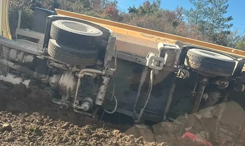 Milas Ören yolunda hafriyat kamyonu devrildi: 1 kişİ yaralandı