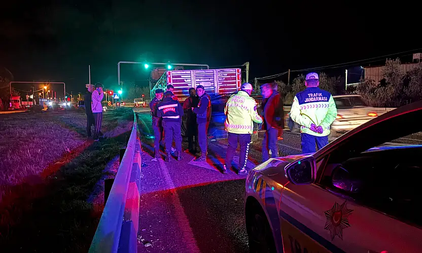 Milas'ta Feci Çarpışma: Otomobil Kamyona Ok Gibi Saplandı