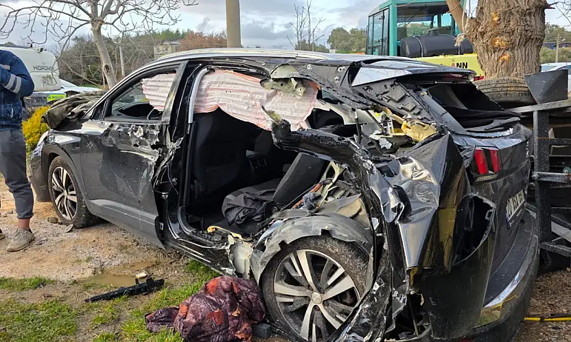 Milas'ta Feci Kaza: İş Makinesine Çarpan Araç Hurdaya Döndü 1'i Ağır 3 Kişi Yaralandı