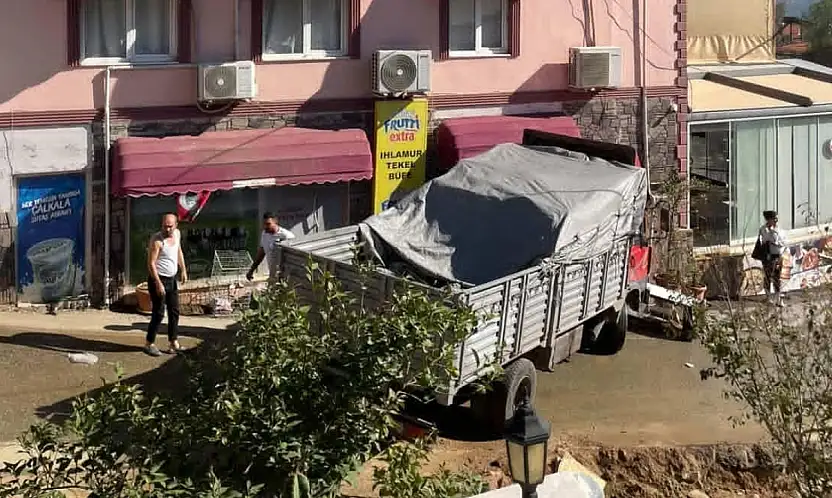 Milas'ta Freni Boşalan Kamyon Facianın Eşiğinden Döndü