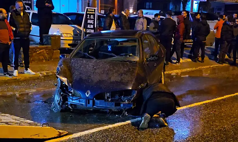 Milas'ta Gece Yarısı Ortalık Karıştı: Galeriye Daldı, Direğe Çarptı!