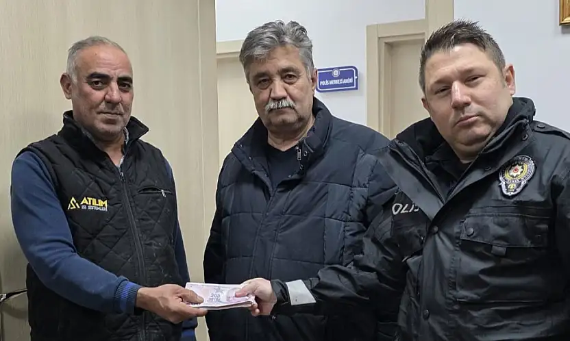 Milas'ta 'insanlık ölmemiş' dedirten olay: Emekli müdür sokakta bulduğu parayı sahibine teslim etti