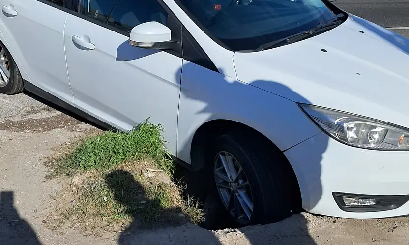 Milas'ta Kaza 'Geliyorum' Dedi: Otomobil Açık Bırakılan Çukura Düştü