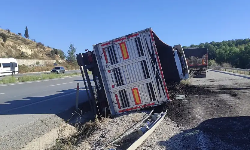 Milas'ta kömür yüklü tır şarampole devrildi