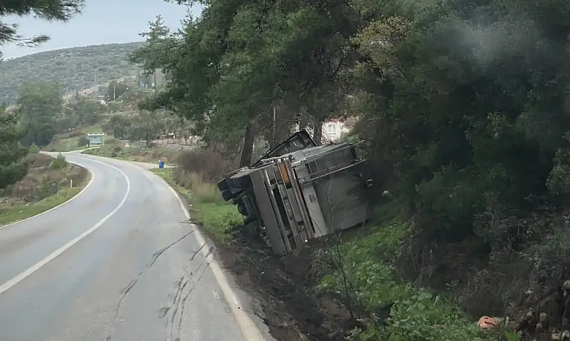 Milas'ta Kontrolden Çıkan Tır Şarampole Devrildi
