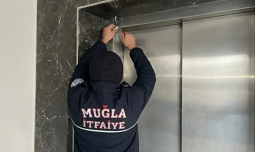 Milas'ta Korku Dolu Anlar: Asansörde Mahsur Kalanlar İtfaiye Ekiplerince Kurtarıldı