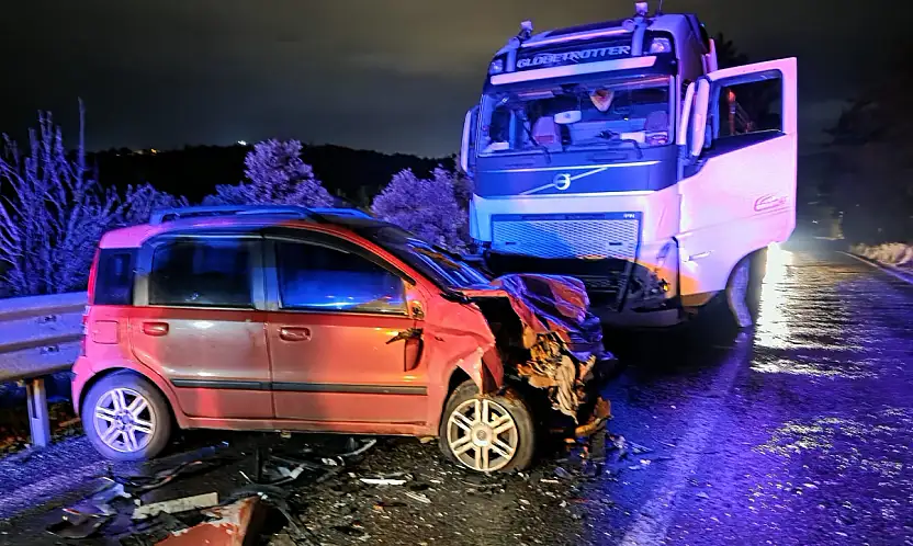 Milas'ta Korkutan Kaza: Kömür Taşıyan Tır ile Otomobil Kafa Kafaya Çarpıştı 1 Kişi Yaralandı