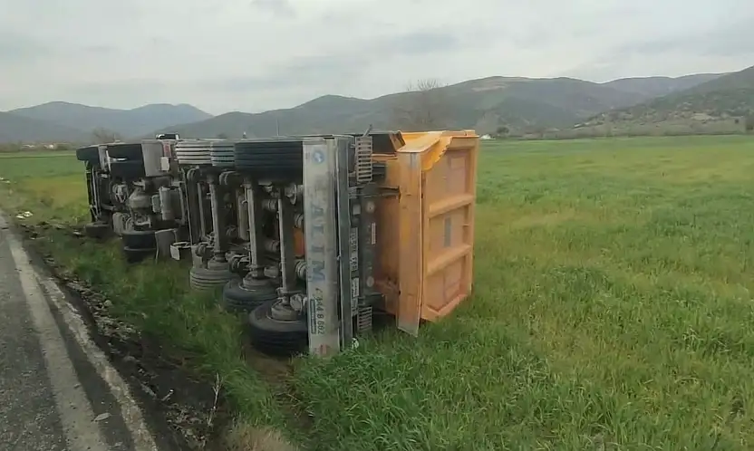 Milas'ta Korkutan Kaza: Kontrolden Çıkan Tır Tarlaya Devrildi