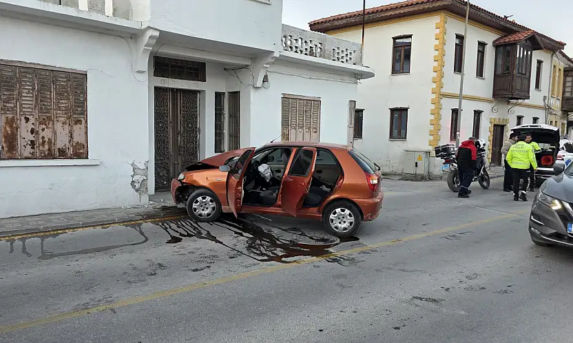 Milas'ta Korkutan Kaza: Otomobil Evin Duvarına Çarptı: 1 Kişi Yaralandı