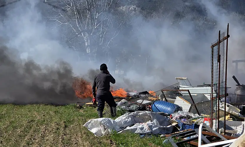 Milas'ta Korkutan Yangın: Hurdalık ve Dam Alevlere Teslim Oldu
