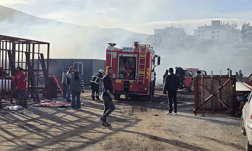 Milas'ta Korkutan Yangın: Konteynır Alevlere Teslim Oldu!