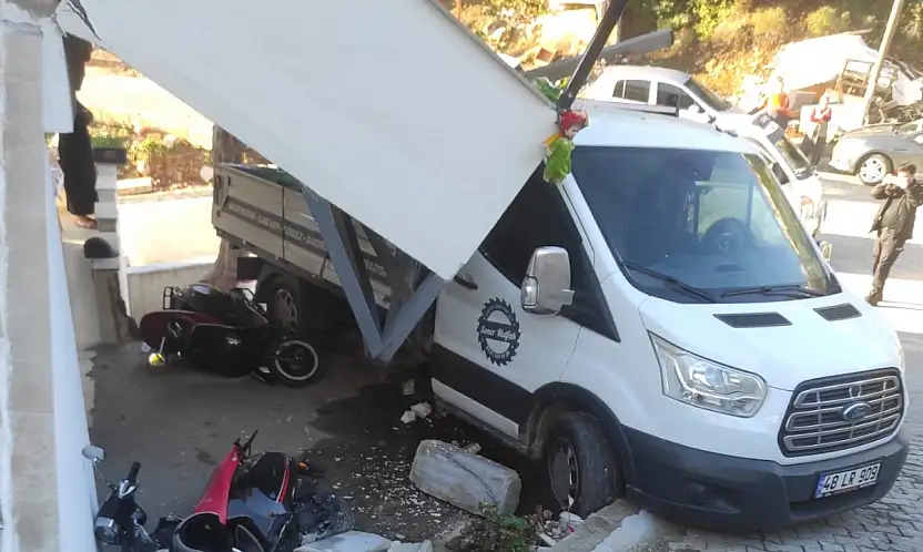 Milas'ta park halindeki kamyonet yokuş aşağı kaydı: Balkon yıkıldı, 2 motosiklet ve 1 bisiklet zarar gördü
