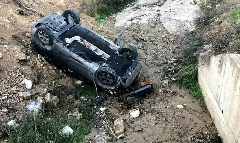 Milas'ta Sabah Saatlerinde İki Araç Çarpıştı: Takla Atan Araç Kanala Uçtu, 1 Yaralı