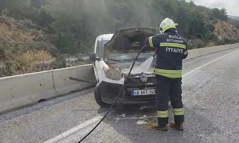 Milas'ta Seyir Halindeki Araçta Yangın: İtfaiye Müdahalesiyle Büyümeden Söndürüldü