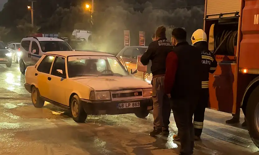 Milas'ta Seyir hâlindeki araçta duman çıkınca panik yaşandı