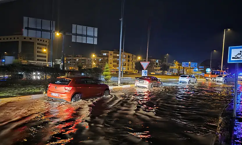 Milas'ta Şiddetli Yağış ve Fırtına Hayatı Felç Etti
