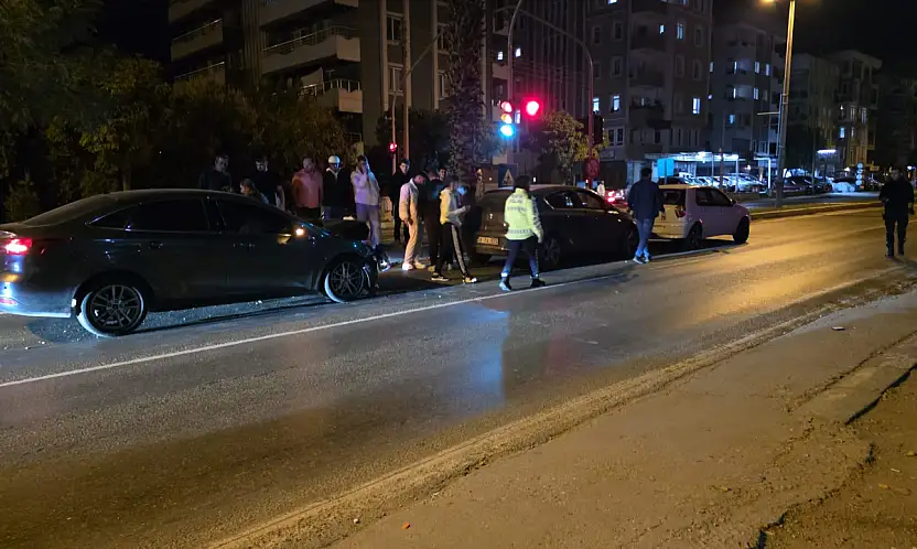 Milas'ta Trafik Işıkları Karışınca Üç Araç Birbirine Girdi 1 Kişi Yaralandı