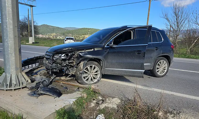 Milas'ta Trafik Kazası: Tabelaya Çarpan Otomobilin Sürücüsü Yaralandı