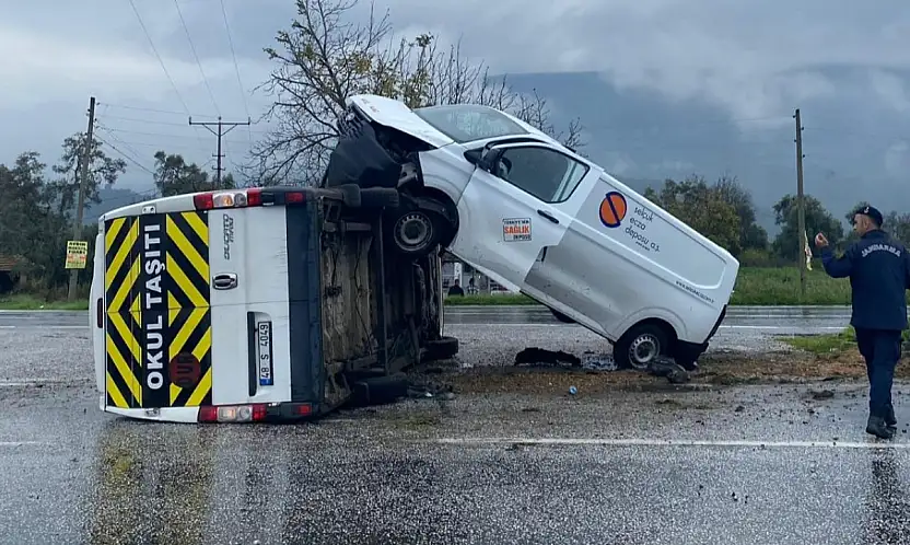 Milas'ta Yağışlı Havada Faciadan Dönüldü: Okul Taşıtı Yan Yattı, Kamyonet Üstüne Tırmandı 3 Kişi Yaralandı