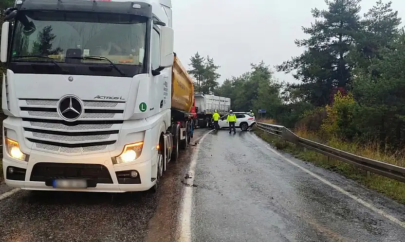 Milas'ta Yağıştan Dolayı Kayan Dorse Otomobile Çarptı 2 Yaralı