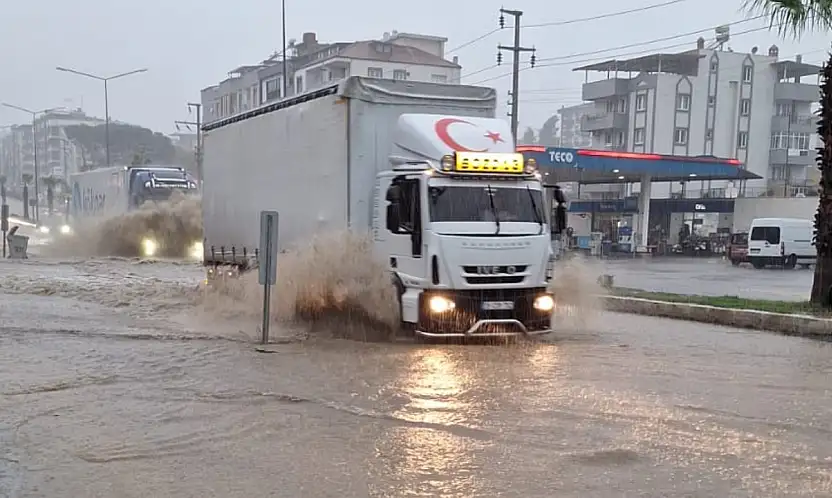 Milas'ta Yağmur Değil Altyapı Konuşuluyor: Sokaklar Nehre Döndü
