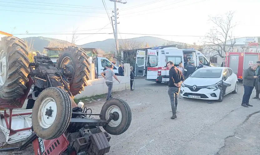 Mumcular'da Traktör ve Otomobil Çarpıştı: 2 Yaralı