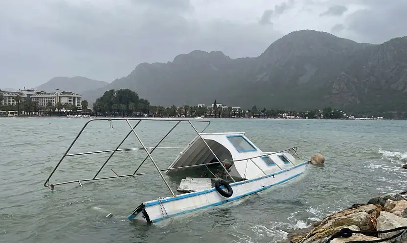 Ören'de Fırtına Kabusu: Ekmek Tekneleri Saniyeler İçinde Sulara Gömüldü