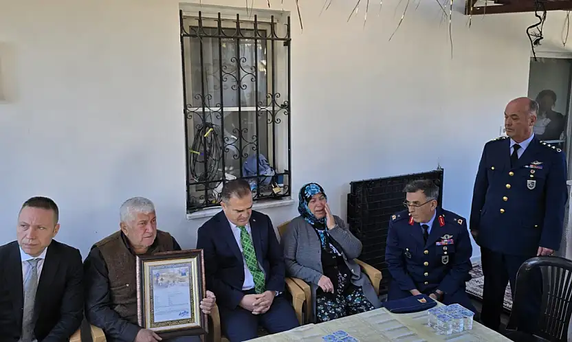 Şehit Emrah Kuran'ın Şehitlik Beratı Baba Ocağında Gözyaşlarıyla Takdim Edildi