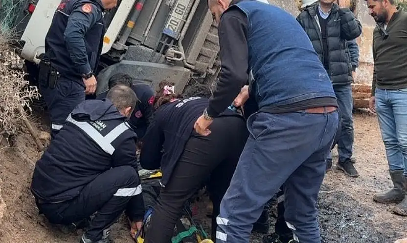 Termik Santral Sahasında Korkutan Kaza: Devrilen Kamyonun Altından Sağ Çıkarıldı