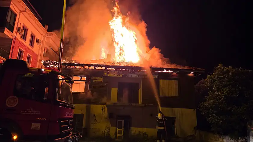 Milas Zafer Caddesi'nde geceyi aydınlatan yangın korkuttu